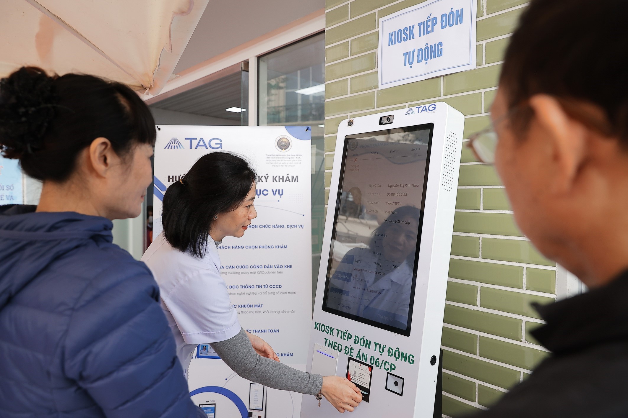 Khu vực lấy số tự động bằng thẻ CCCD gắn chíp tại Chương trình khám sức khỏe toàn dân phường Bồ Đề. (Ảnh: Minh Quyết/TTXVN)